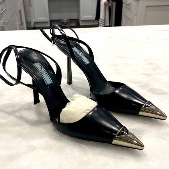 Prada
Prada Logo Plaque Pointed Toe Pumps - Picture 5 of 10